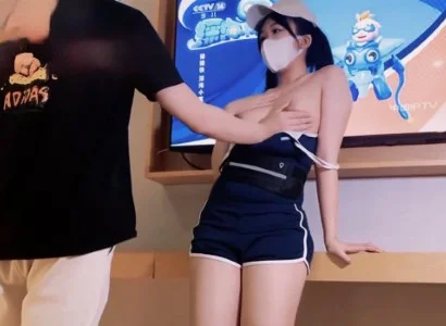 Em nhân viên xinh đẹp bán TV và chàng khách hàng may mắn