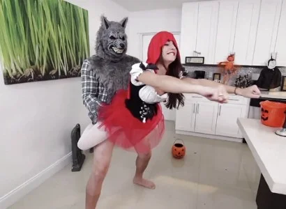 Nàng quàng khăn đỏ nện nhau không dứt