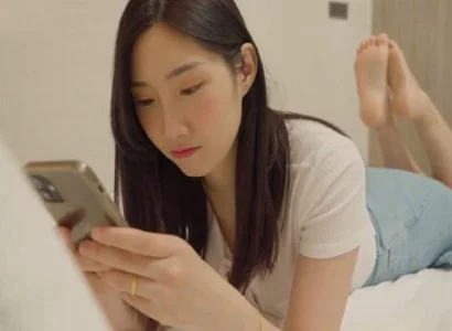 Cô ấy dan díu với anh nhân viên giao hàng